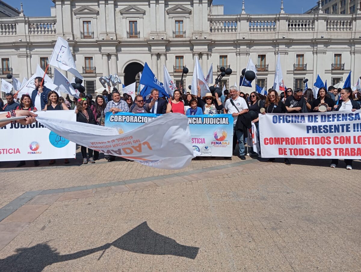 Manifestación de trabajadores de la Corporación de Asistencia Judicial frente al Palacio de La Moneda.