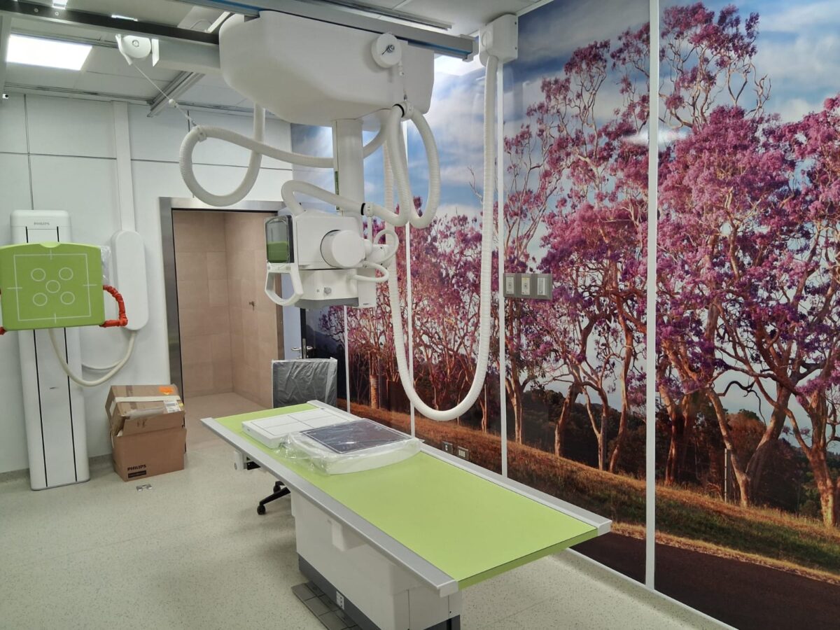 Equipo de radiografía osteopulmonar con mural decorativo en el Hospital Provincial Marga Marga.