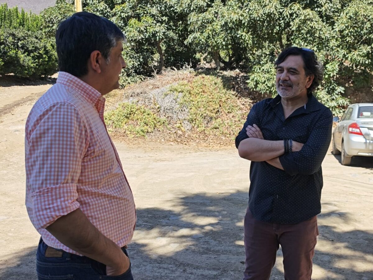 Conversación y coordinación en terreno sobre los desafíos de la gestión hídrica y la regularización de derechos de agua.