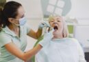 Paciente de la tercera edad recibiendo atención odontológica.