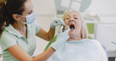 Paciente de la tercera edad recibiendo atención odontológica.