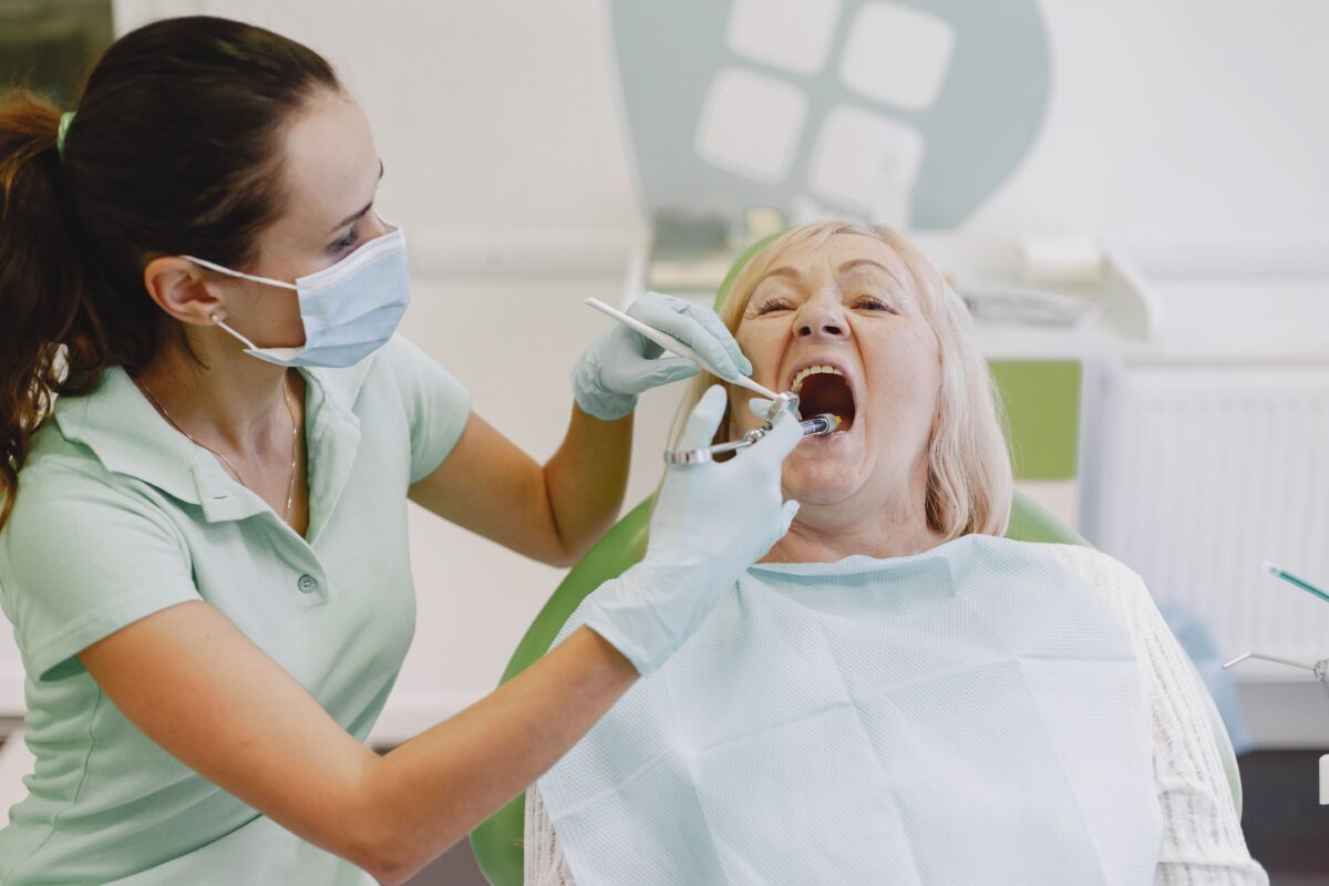 Paciente de la tercera edad recibiendo atención odontológica.