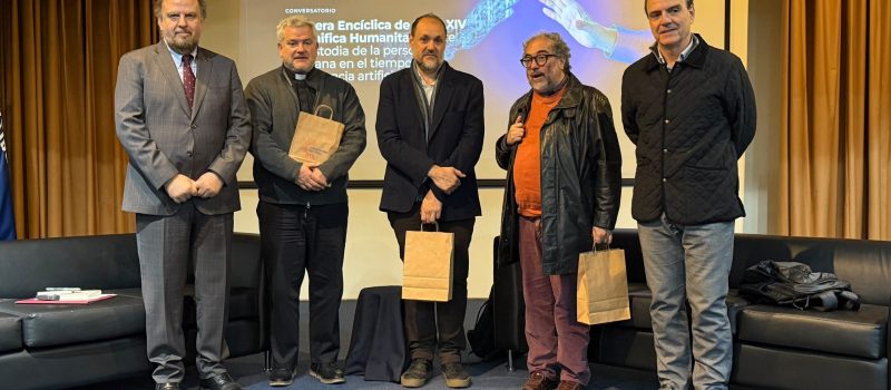 Expositores en el conversatorio sobre los desafíos éticos de la Inteligencia Artificial en la Universidad del Alba.