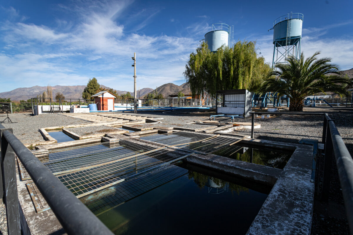 Instalaciones de una planta de tratamiento de agua con estanques de almacenamiento.