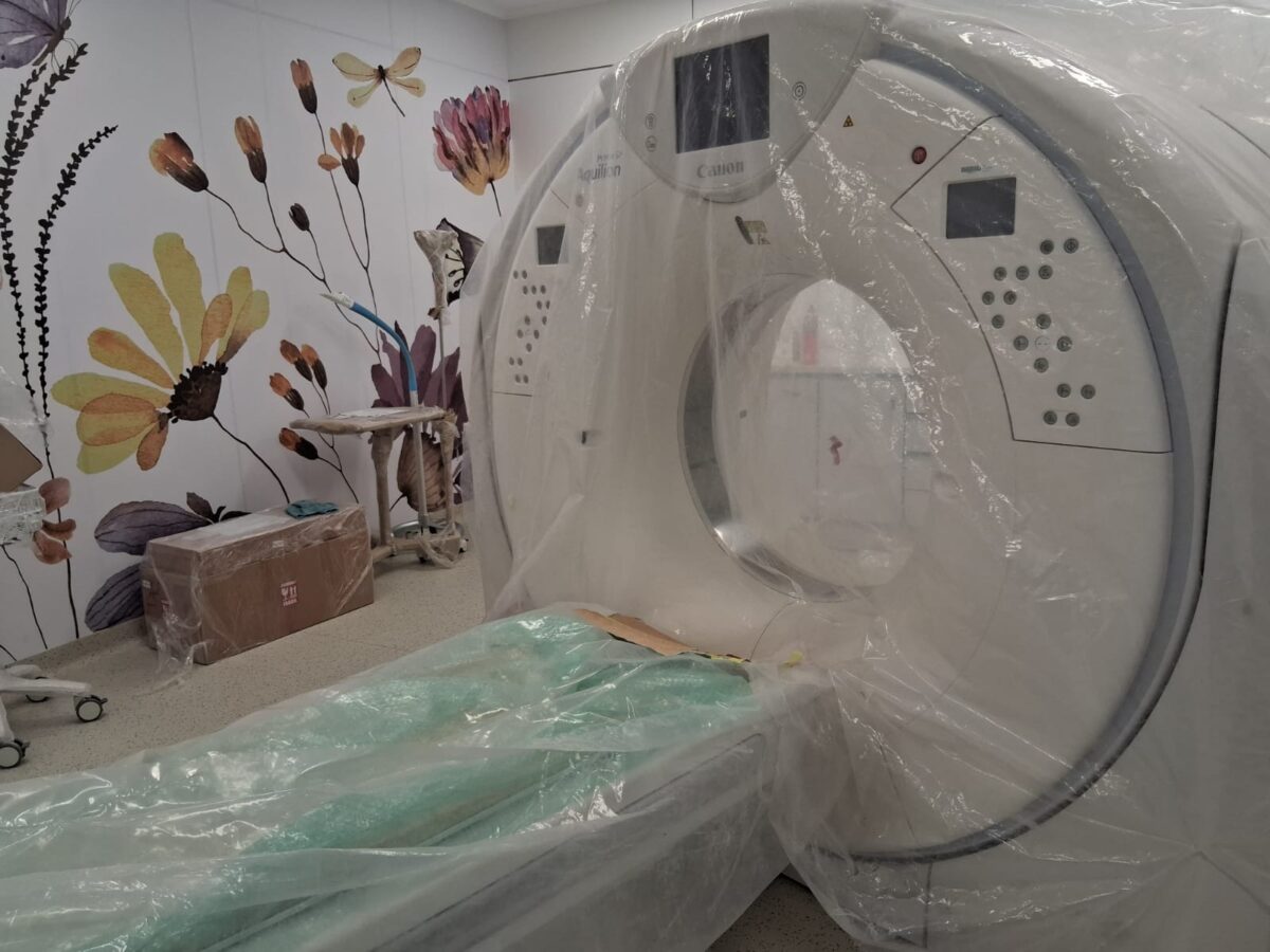 Tomógrafo axial computarizado (TAC) envuelto en plástico protector en el Hospital Provincial Marga Marga.