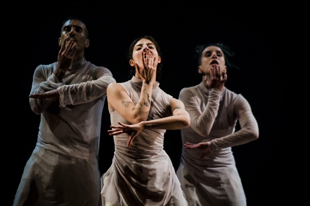 Tres bailarines de la Compañía Oxymoro realizando una expresiva coreografía en THITA.
