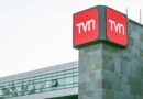 Edificio de TVN con su logo rojo distintivo en lo alto.