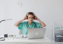 Profesional de la salud utilizando herramientas de telemedicina y salud digital en su consulta.