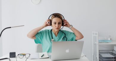 Profesional de la salud utilizando herramientas de telemedicina y salud digital en su consulta.