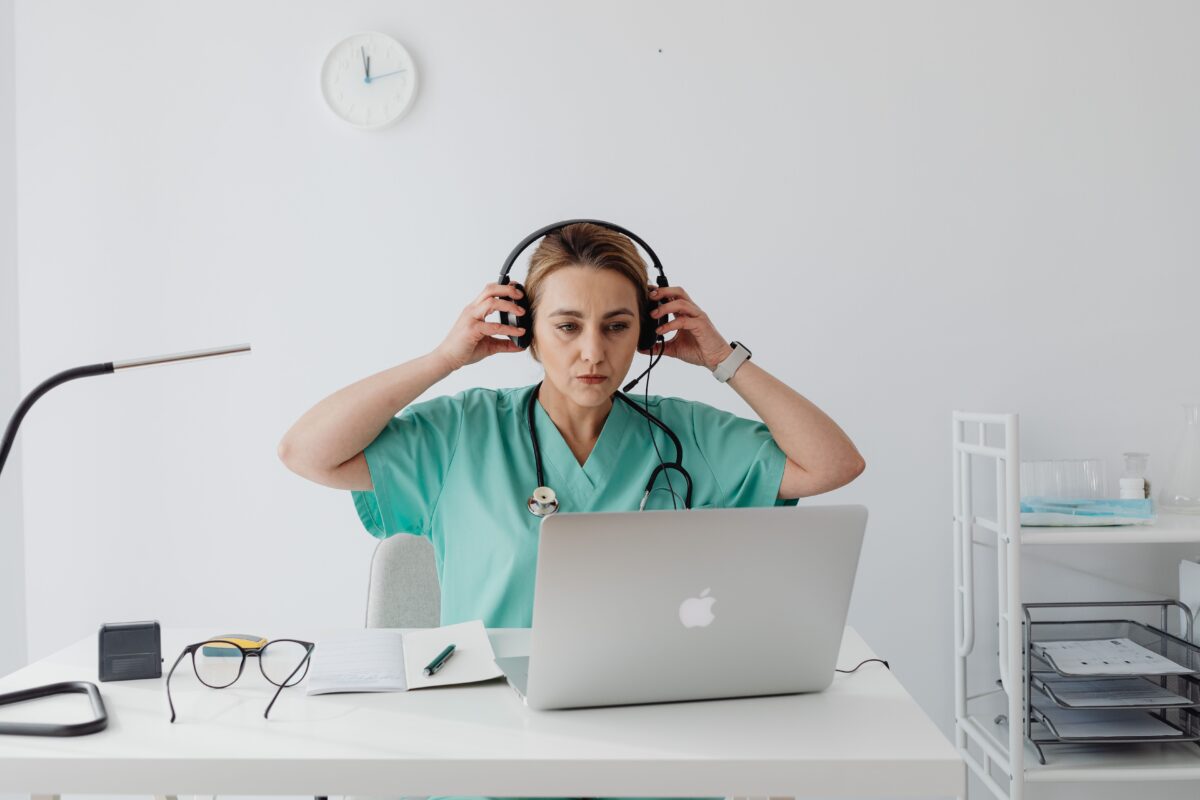 Profesional de la salud utilizando herramientas de telemedicina y salud digital en su consulta.