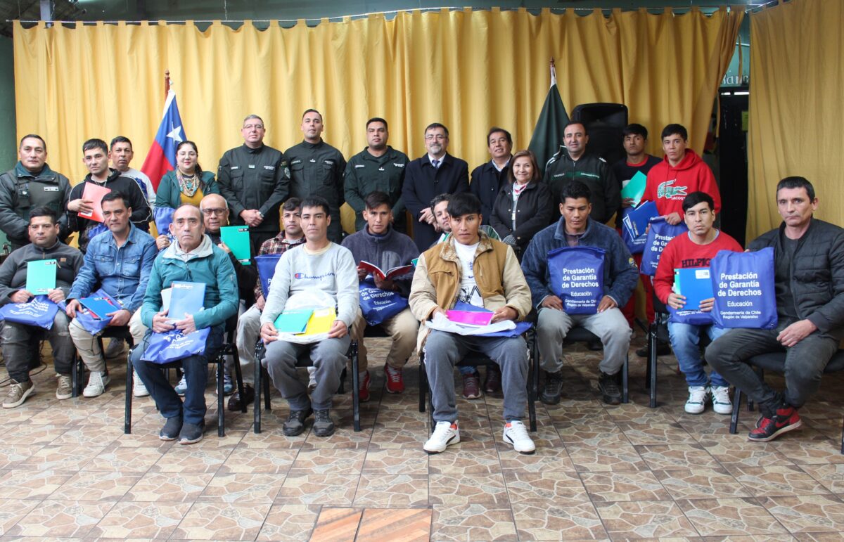 Grupo de internos de Gendarmería recibiendo útiles escolares en el Centro de Cumplimiento Penitenciario de Los Andes.
