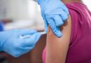 Personal de salud aplicando una vacuna en el brazo de un paciente.