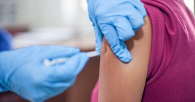 Personal de salud aplicando una vacuna en el brazo de un paciente.