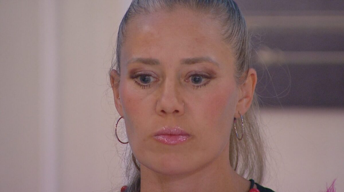 Ludmila escuchando las declaraciones de Álvaro Ballero en el programa.