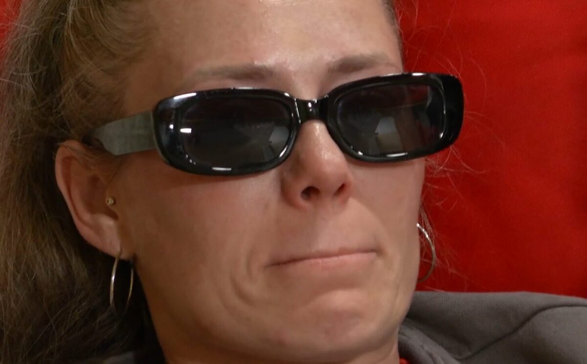 Ludmila visiblemente afectada y usando lentes oscuros durante una conversación.
