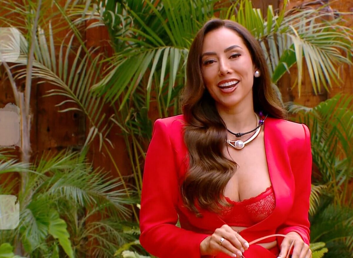 Bárbara Muriel ingresa a la casona de ¿Volverías con tu ex? 2 con un traje rojo.