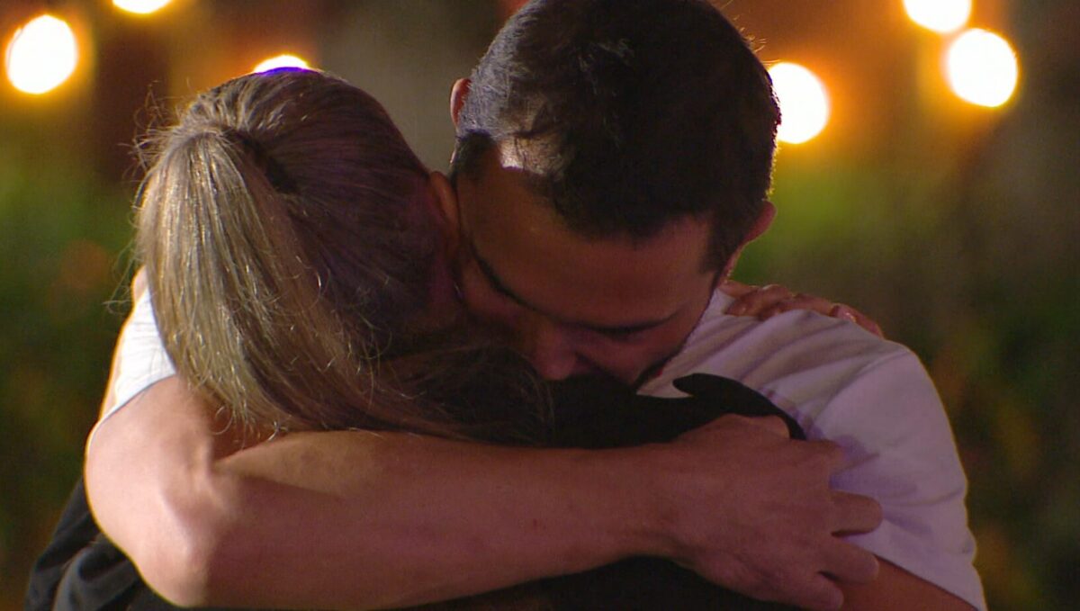 Álvaro y Ludmila se abrazan apasionadamente en