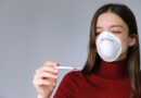 Mujer con mascarilla y termómetro, símbolo de prevención de enfermedades respiratorias.