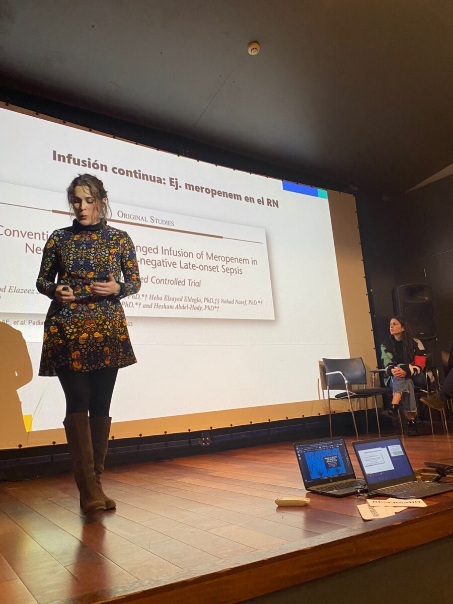 Dra. Daniela Fuentes presentando sobre infusión continua en neonatología.
