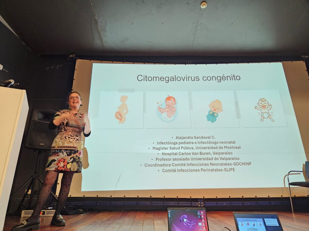 Dra. Alejandra Sandoval exponiendo sobre Citomegalovirus congénito.