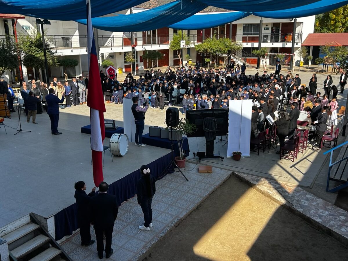 Vista aérea de la ceremonia de lanzamiento del Energy Challenge 2026 en Nogales, con estudiantes y asistentes.