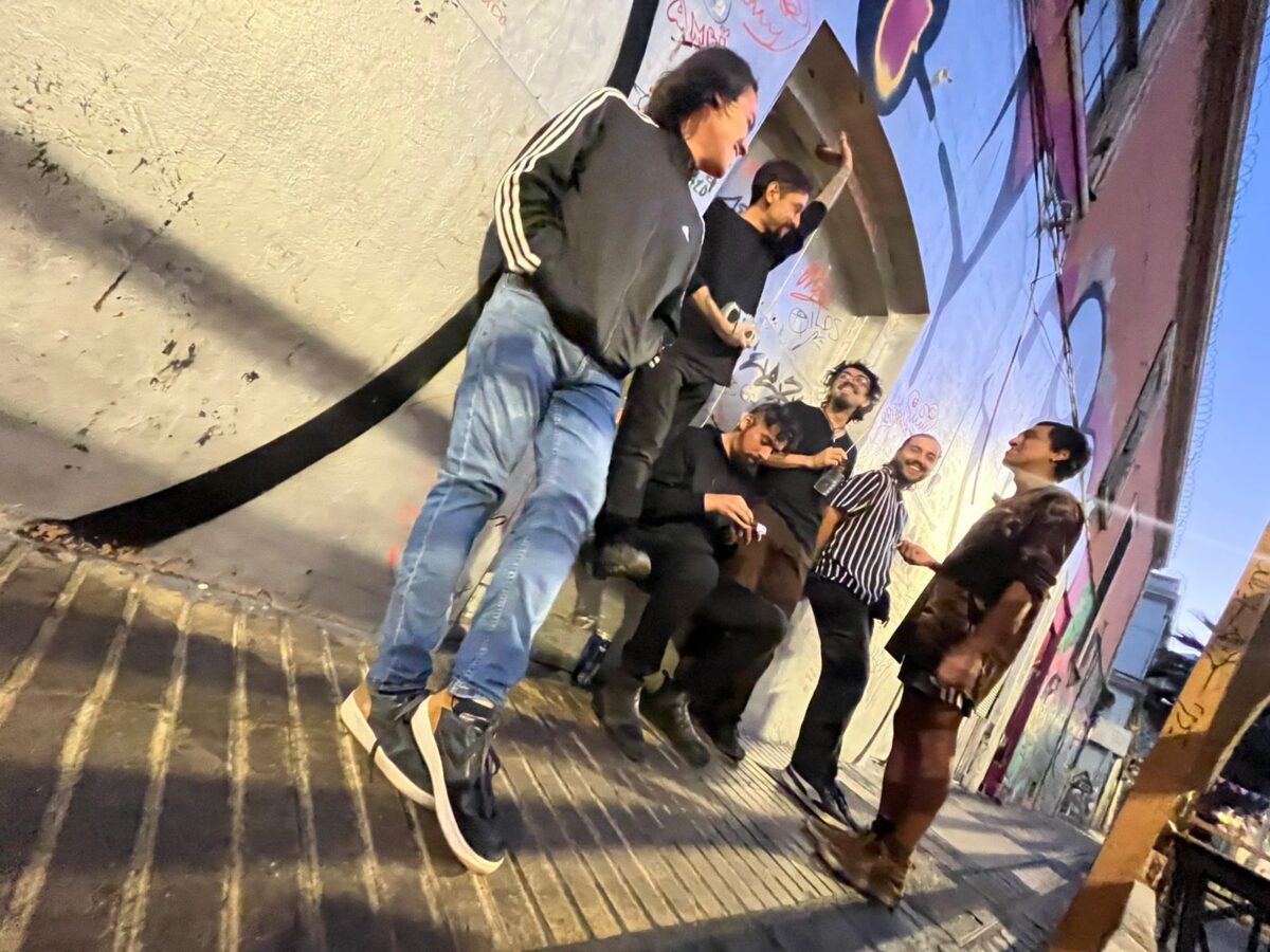 Integrantes de Légamo compartiendo en una calle de Valparaíso.