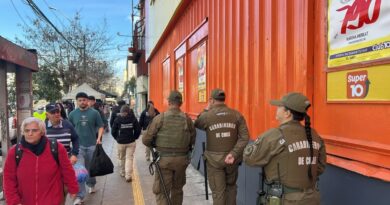 Carabineros de Chile y personal municipal fiscalizando en la vereda de avenida Pedro Montt en Valparaíso.