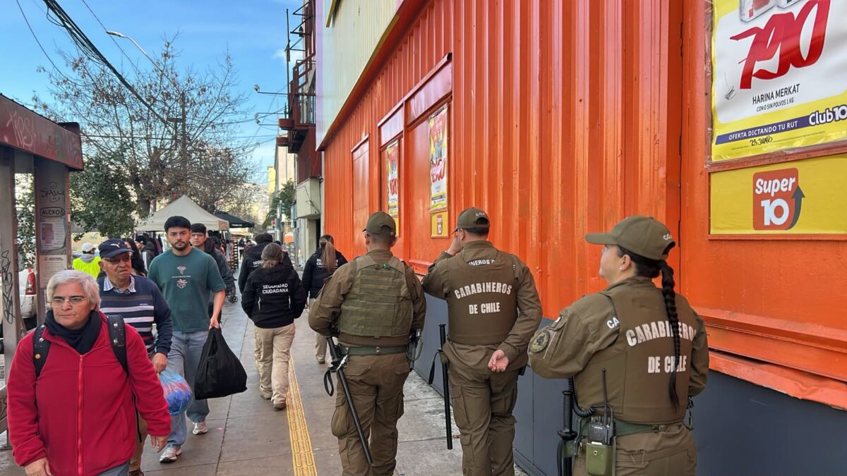 Carabineros de Chile y personal municipal fiscalizando en la vereda de avenida Pedro Montt en Valparaíso.