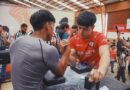 Matías Rocco compitiendo en un torneo de lucha de brazos.