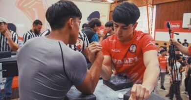 Matías Rocco compitiendo en un torneo de lucha de brazos.