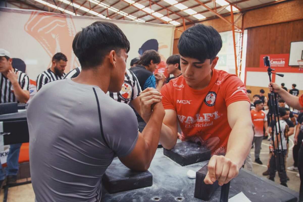 Matías Rocco compitiendo en un torneo de lucha de brazos.