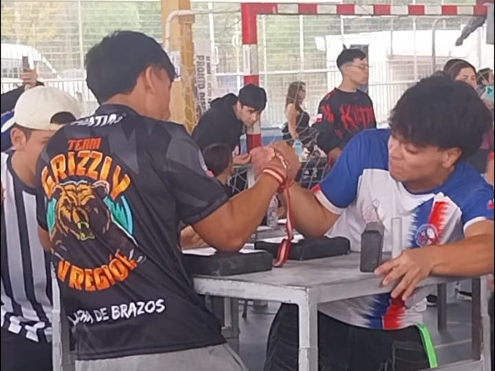 Matías Rocco en pleno combate de lucha de brazos durante una competencia.