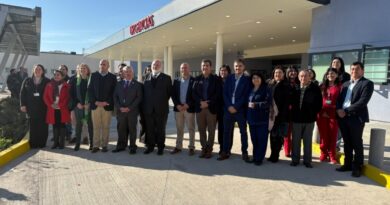Autoridades regionales posan en el exterior del nuevo Hospital Provincial Marga Marga.