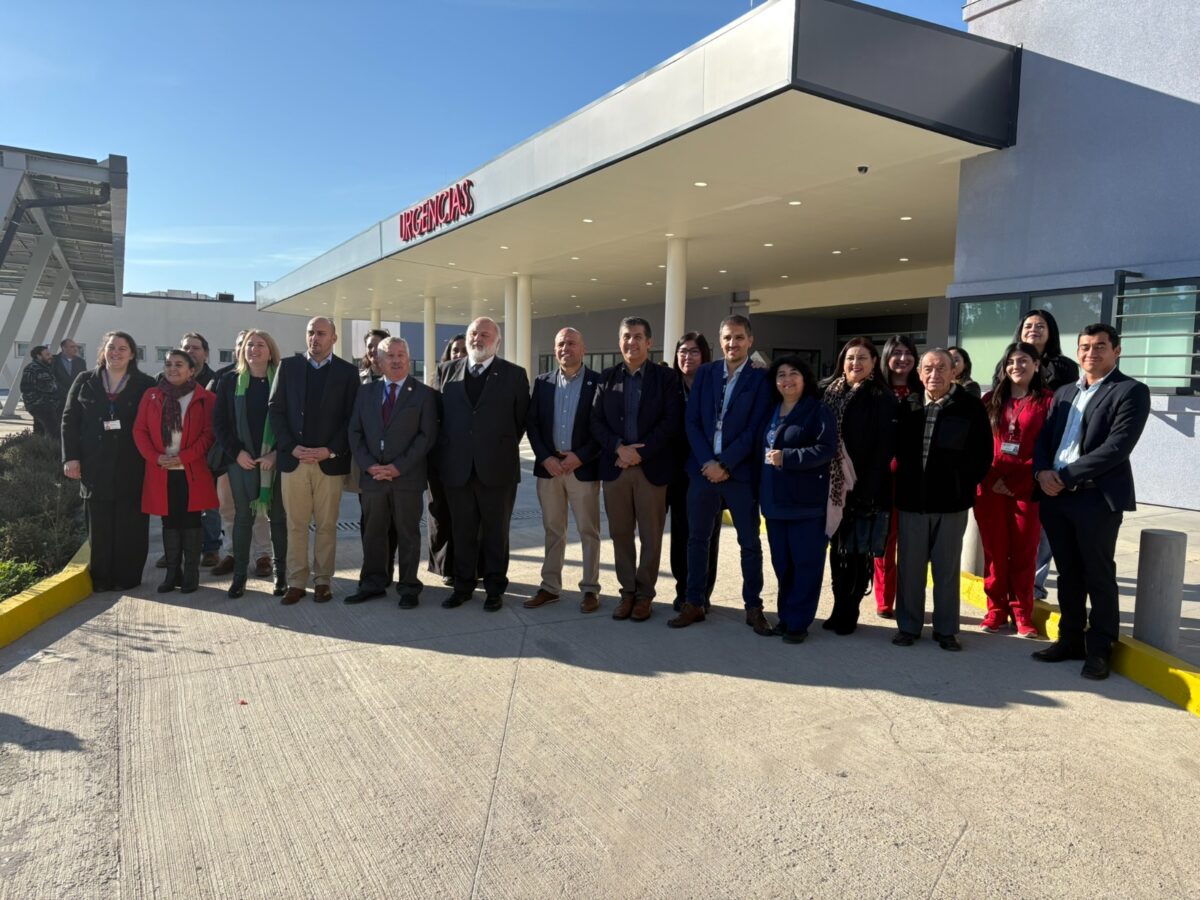 Autoridades regionales posan en el exterior del nuevo Hospital Provincial Marga Marga.