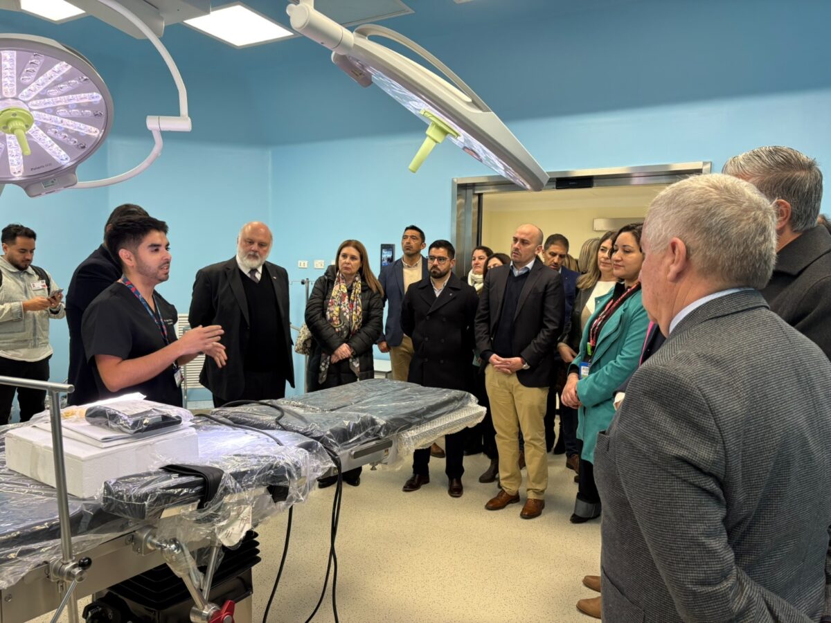 Autoridades recorren las instalaciones de pabellones del Hospital Provincial Marga Marga.