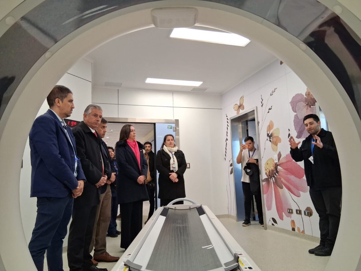 Delegación de autoridades observa el equipamiento tecnológico de última generación en el hospital.