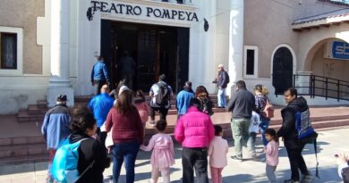 Familias ingresando al Teatro Pompeya durante el Día del Patrimonio en Villa Alemana.