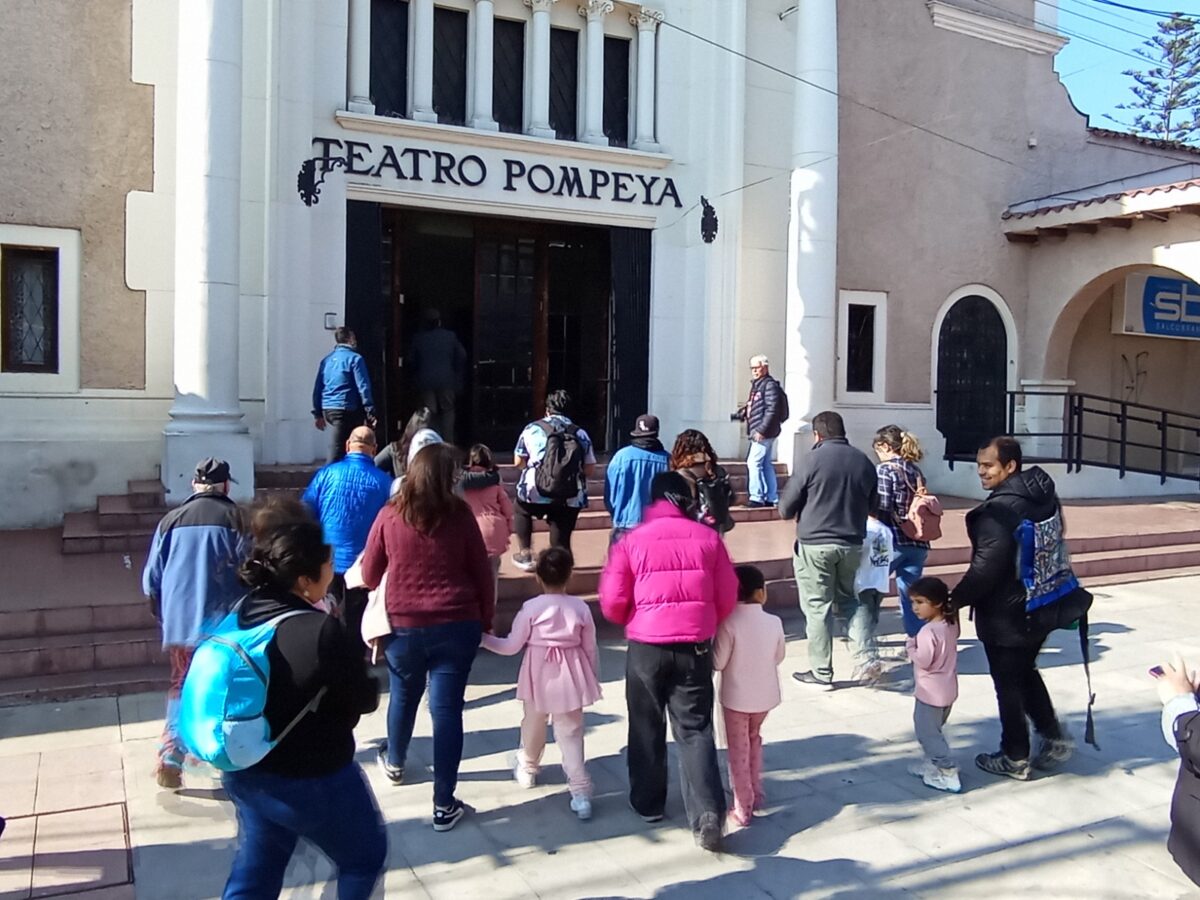 Familias ingresando al Teatro Pompeya durante el Día del Patrimonio en Villa Alemana.
