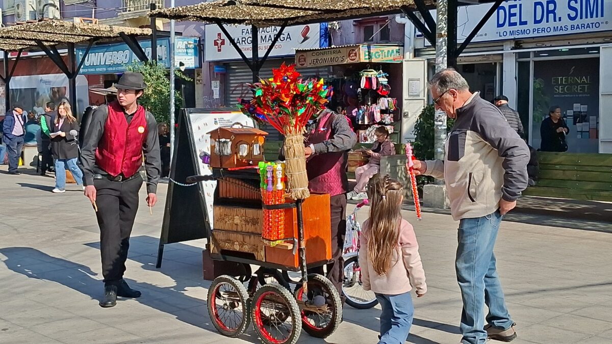 Hombre tocando el organillo en las calles de Villa Alemana durante el Día del Patrimonio.