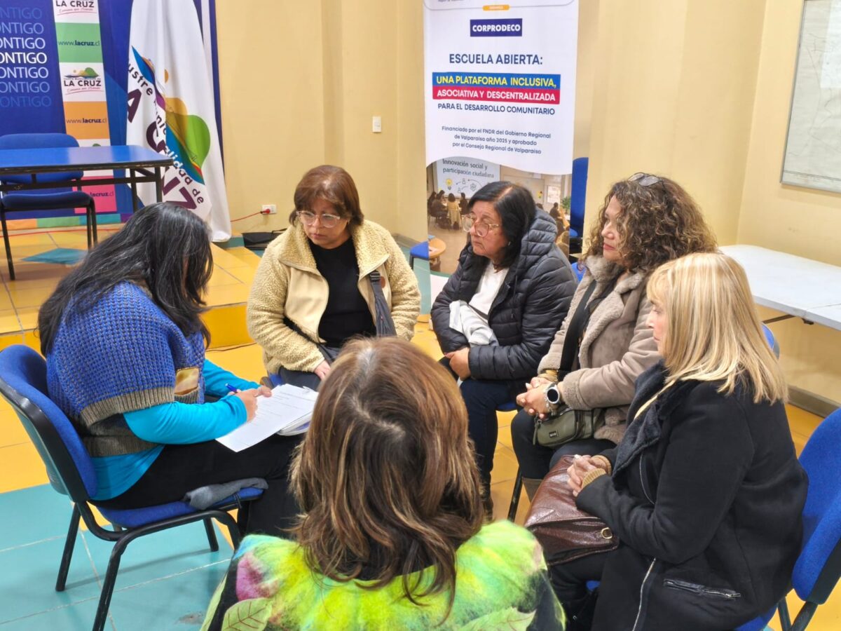 Grupo de participantes en un taller interactivo de la Escuela Abierta en La Cruz.