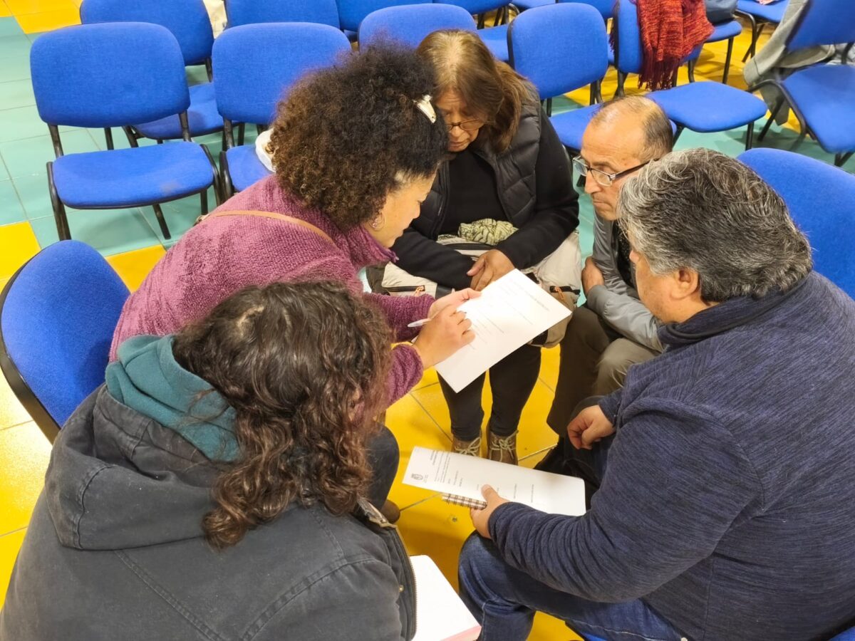 Dirigentes comunitarios de La Cruz revisando documentos durante la capacitación.
