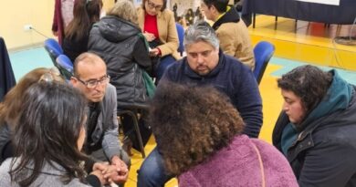 Participantes de la Escuela Abierta de La Cruz en un taller.