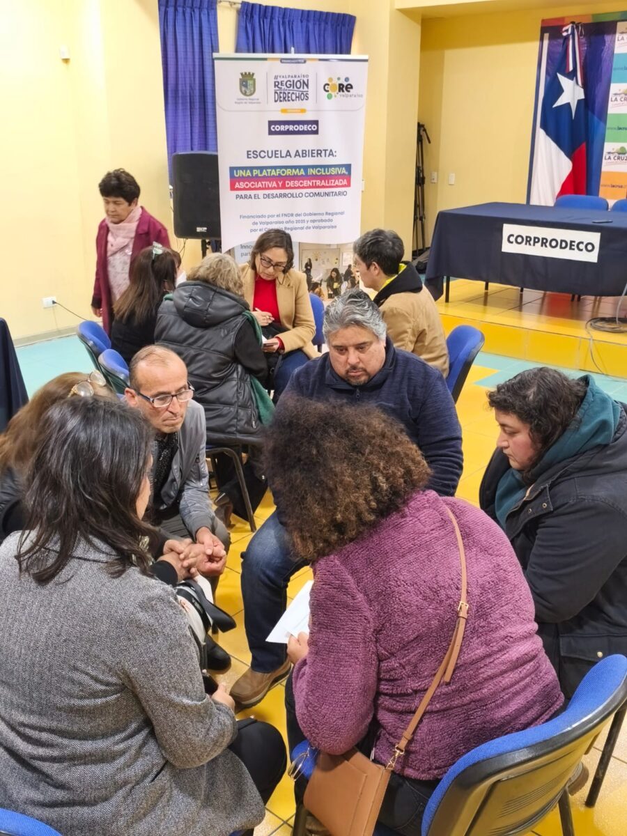 Participantes de la Escuela Abierta de La Cruz en un taller.