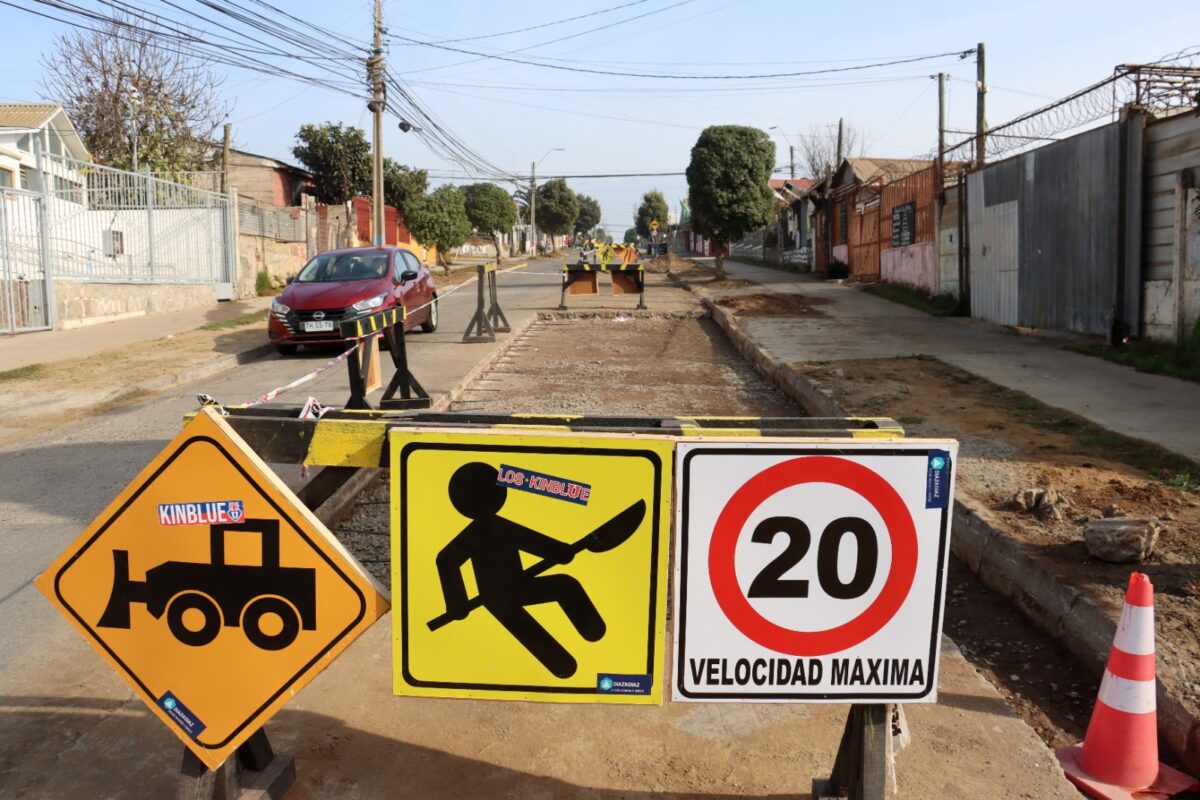 Señalética de obras viales y límite de velocidad máxima en una calle en mejoramiento en Quintero.