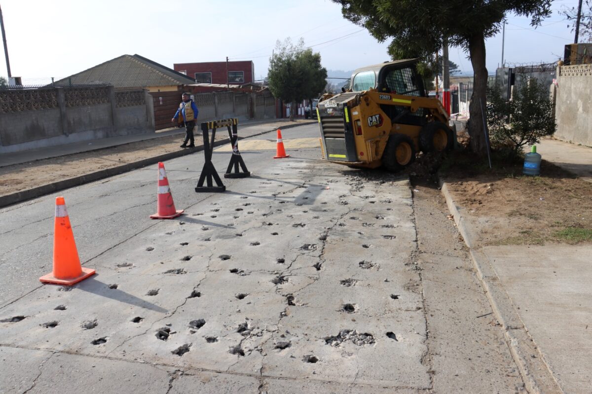 Maquinaria pesada y conos de seguridad en una calle de Quintero intervenida por obras.