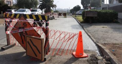 Trabajos de conservación de calzadas en Quintero con señalización de obra.