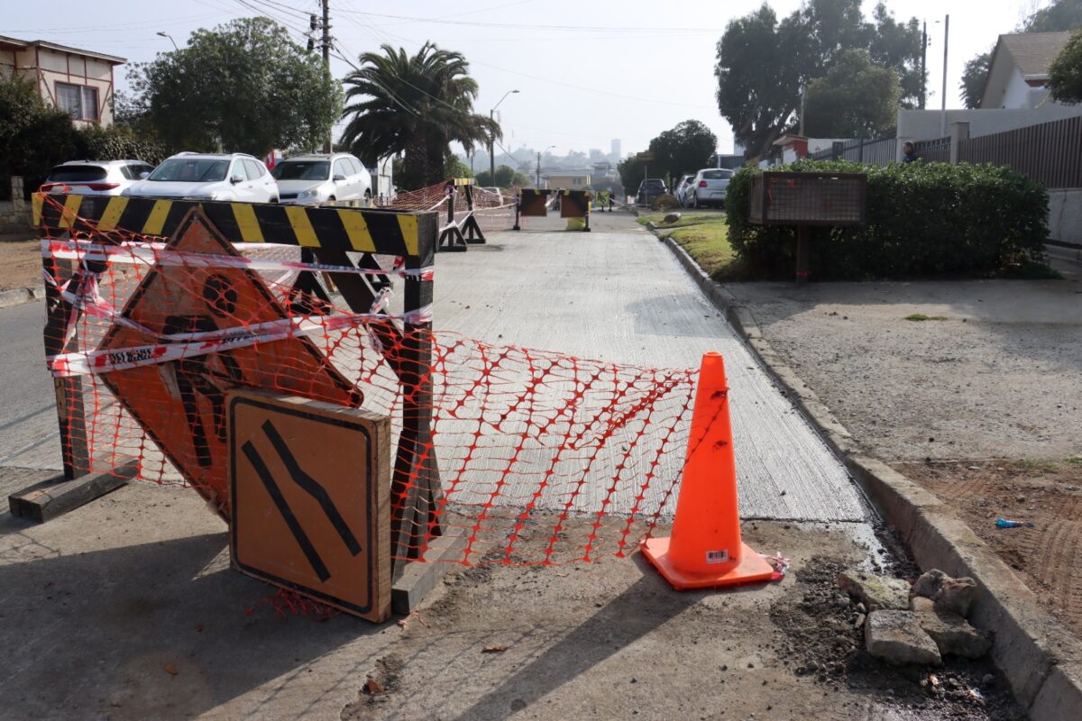 Trabajos de conservación de calzadas en Quintero con señalización de obra.