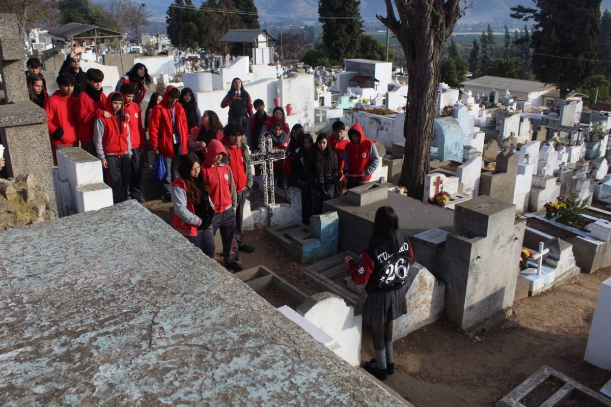 Grupo de estudiantes del Liceo Comercial de Quillota en el Cementerio Municipal durante un recorrido patrimonial.