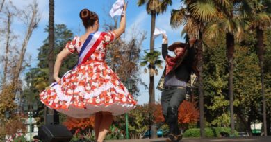 Pareja bailando cueca en el escenario de la Feria Día del Patrimonio de Quillota.