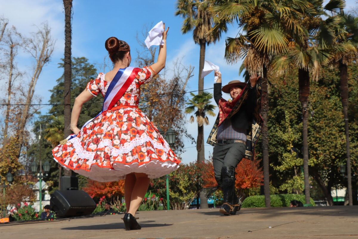 Pareja bailando cueca en el escenario de la Feria Día del Patrimonio de Quillota.